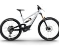 The MX model is the enduro version of the Decoy. With a smaller rear wheel and more suspension travel (170/165 millimetres), it should be able to handle even the toughest downhill trails. Starting at 5799 euros with Rockshox ZEB fork and Deore drivetrain, the top model shown here costs 7499 euros.
