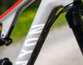 Canyon Neuron CF 8.0: The cable channel makes changing cables or replacing the brake system much easier.