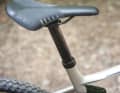 BMC Fourstroke 01 Two: Die Höhe der oval geformten und integrierten Sattelstütze lässt sich via Inbus am unteren Sitzrohrende verstellen. 
