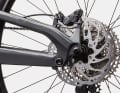 At the rear, a Shimano Deore four-piston brake with 203 mm discs decelerates the Jekyll 2.