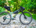 Dass man mit der Aluminiumversion des Cale
 bei Ultra-Langstreckenrennen vorne mitfahren kann, hat der Franzose Sofiane Sehili bei seinem French-Divide-Sieg gezeigt. Serienmäßig ist das Rad ein Trail-Hardtail mit 130-mm-Gabel und grobstolligen Kenda-Reifen (14,2 kg). Mit der Carbon-Starrgabel und dem Reifenumbau drückt man das Gewicht um zwei Kilo.