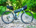 Warbird, Stormchaser, Cutthroat: Salsa hat eine ganze Reihe an Gravelbikes im Sortiment. Unser Testbike, das Cutthroat, haben die US-Amerikaner speziell für lange Ultra-Rennen und Bikepacking-Touren entwickelt.