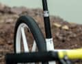 Alternativ steckt Dangerholm für technischere Strecken eine Rockshox Reverb AXS-Variostütze mit Berk Composites-Sattel ins Sitzrohr.