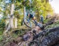 Sprünge, Steinfelder und Wurzelteppiche. Der Enduro-Alltag ist eine echte Belastung fürs Material. Je nach Fahrstil und Einsatzort muss man noch individuell tunen.