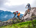 Enduros sind träge und nur per Lift den Berg hochzubekommen – so die landläufige Meinung. Weit gefehlt. Unser Test zeigt: Die Modelle um 4000 Euro lassen sich nicht über einen Kamm scheren. Wir haben ihre Stärken und Schwächen analysiert, damit Sie das perfekte Bike für Ihre Bedürfnisse finden.