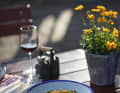The large hut terrace is the perfect place to enjoy a glass of wine with the Kasspatzn.