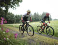BIKE-Mann Henri Lesewitz und Gasttester Andy Scholz kneten über die erste Runde von drei zu fahrenden Runden.