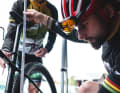 Tester Andy Scholz stellt das Specialized Chisel ein, dass er in der ersten Runde fahren wird. Um die Standzeit beim Wechsel der Bikes minimal zu halten, wurden die Sitzhöhen vorher notiert.