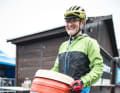 Marathon makes you thirsty: BIKE reporter Henri Lesewitz helps the catering crew carry the drinks buckets before the start.