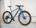 The "Prime" for 5299 euros is the second most expensive model in the range and comes with GX AXS Eagle wireless gears, SID Ultimate fork and carbon wheels from Mavic. Above this is the top model Exonic (8099 euros), including four models from the entry-level bike "Pro" (1999 euros) to the Master (3399 euros).