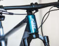 Almost straight handlebars, classic geometry, lockout. The KTM Myroon upholds hardtail qualities. | .