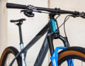 The rear brake hose already runs into the headset. On models without radio control, the cable housings also disappear here.