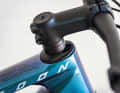 The cables on the new Myroon now run into the frame at the headset. You can't see them here because the bike in the "Prime" configuration uses the new Sram GX AXS and doesn't need any cables. However, if you want, you can easily retrofit a dropper post, for example.