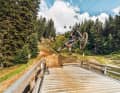 Lass’ fliegen! Um es bei vielen Sprüngen im DH-Track in die Landung zu schaffen, brauchst Du Skills und Mut.