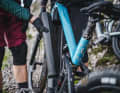 Die Akku-Aufnahme wirkt anfällig. An unserem Testbike war ein Kunststoffteil der Akku-Auf­nahme verbogen, dadurch war der Akku nur noch sehr hakelig einzusetzen und klapperte auf dem Trail. Deshalb: Beim Einsetzen der Batterie unbedingt behutsam und präzise zu Werke gehen.