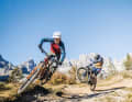 Aufsteigen, losfahren und genießen – egal, was der Tag bringt. Diesen Sorglos-Charakter wollen moderne All Mountains liefern. Mit den neuen Flitzern von Ghost und Stevens haben wir zwei Bikes für alle Fälle zum Duell gebeten.