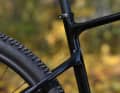 Von der im Rahmen integrierten Sattelstützenklemmung, die beim F-Si an Bord war, verabschiedet sich Cannondale. Die Sitzstreben setzen ähnlich tief am Sitzrohr an wie bei den Gravelbikes Topstone und SuperSix Evo. 