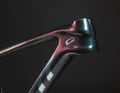 The new design of the cable inlets offers a clean look and clamps cables for the rear derailleur, brakes and dropper post to the head tube.