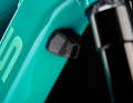 A steering stop with rubber stoppers prevents the fork or fittings from hitting the frame without braking.