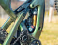 Cannondale Jekyll 1: Um den Dämpfer tief im Rahmen zu platzieren, wurde das Unterrohr geteilt. Die Verstellknöpfe liegen dadurch teilweise leicht verdeckt.