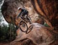 Kein weichgekochtes E-Mountainbike: Das Patron eRide verkraftet auch harte Geländeeinsätze. Selbst die brutalsten Abfahrten auf unserer Testrunde bei Santa Coloma nahe Girona meis­terte das Patron, ohne zu murren.