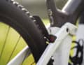Scott Patron eRide 900 Tuned: Sicherheit geht vor! Sollte die Ausfahrt mal im Dunkeln enden, sitzen an den Sitzstreben dezente Rücklichter, die vom Haupt-Akku mit Strom versorgt werden. Das Mini-Schutzblech fängt bei Regen den gröbsten Matsch ab.