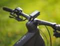 Scott Patron eRide 900 Tuned: Die Lenker-Vorbau-Einheit von Syncros hält den Kabelsalat im Zaum und sorgt gleichzeitig für eine futuristische Optik. Wem die Maße der Steuerzentrale nicht passen, der kann auch einen normalen Lenker mit Vorbau montieren. Die Kabelintegration funktioniert trotzdem.