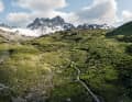 Kleine Biker, großartige Landschaft: Die letzte Auffahrt zur Kesch-Hütte zieht sich. Hier sieht man sie nur aus der Drohnenperspektive.