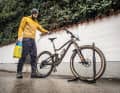 Alternative without battery: Wait a minute. Wasn't there that Gloria pressure sprayer in the garden shed? With a five-litre tank, manual pressure cartridge and small nozzle, plants can be optimally sprayed with fertiliser. But is the 25-euro canister also suitable for bike cleaning? Our test provides the answer.