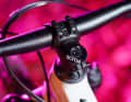 Good and affordable: The cockpit with in-house stem, handlebars and headset from Acros.