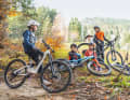 Biking together, talking shop: Our young testers share their experiences directly on the trail.