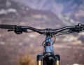 The new, ovalised Santa Cruz handlebars are designed to offer more flex and therefore a more relaxed ride. Only the entry-level model does without this luxury and comes with aluminium handlebars.