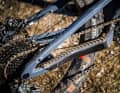 The chainstay protector is robust and large, and the damping is excellent.