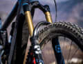 Santa Cruz deliberately opted for the Fox'36 to differentiate the Heckler from the enduro racer Bullit. The top model naturally features the top Factory version with Grip2 damping.