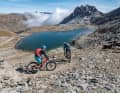 Only the kids are watching: On the descent from Fuorcla Sesvenna to the Sesvenna hut, you head past ice-cold mountain lakes.