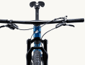 The brake line and shock lockout run from the Black Inc handlebar/stem unit neatly integrated through an opening in the headset into the inside of the frame. And the shift cable? There is no cable on the Factor Lando XC, the shifting commands are sent to the rear derailleur.