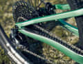 Protectors made of particularly soft material and noise-damping slats absorb chain slaps on the seat and chainstays.