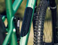 The Superduty layup always comes with a storage compartment. The lid is held on the frame by magnets and is removed via the lower recessed grip. Bags are pushed up and down into the down tube. Forks with up to 150 mm travel are permitted for the Superduty layup. The disadvantage: the frames of the models with a storage compartment weigh 300 grams more.