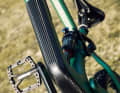 Despite the lightweight construction, utility is not neglected: the generously raised down tube protector with carbon shell is glued to the down tube with a cushioning foam layer and protects against stone chips and the unsightly clonking noises they cause.