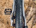 The generous rear triangle construction accommodates tyres up to 2.5 inches wide.