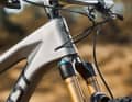 Shift cables and brake lines are neatly integrated into the frame. However, we miss the cable clamps at the frame entrance.