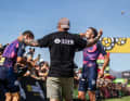 Das vollständige (!) Gewinner-Team auf einem Bild. Im Gegensatz zu anderen Profi-Teams hatten Lukas Baum und Georg Egger nur den Vater von Lukas Baum zur Unterstützung dabei. Große Teams bringen zu so einem Rennen üblicherweise Mechaniker, Physiotherapeuten und sogar ein Backup-Team mit.