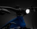 Moto-Style: Mit Lampe und "Tacho" erinnert die Front fast an eine Moto-Enduro. Fehlen nur noch die Handguards.