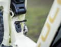 Instead of being on the side as usual, the charging port on the Focus Thron² is at the bottom of the seat tube. This is very good, as the port cover cannot be broken off by turning the crank backwards, as is so often the case.
