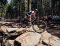 Rebecca McConnell führt mit großem Abstand im Cross-Country-Rennen.