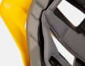 The numerous ventilation openings are designed to cool the head. The inner lining is removable and washable.