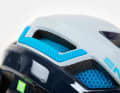 While the goggle was still held in place by a temple on the predecessor, the upgrade version is only equipped with a minimalist rubber on the back.