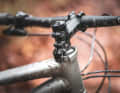 In addition to the external steering stop limiter, there is also a special headset on the head tube. The Cane Creek Visco-Set with integrated steering damper calms nervous directional stability at high speeds.  
