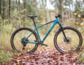 Sorglos-Bike-Test: <a href="https://luna.r.lafamo.com/ts/i5533923/tsc?amc=con.blbn.497955.507800.14129791&smc=BIKE&rmd=3&trg=https%3A%2F%2Fwww.fahrrad-xxl.de%2Fcube-reaction-c-62-one-m000042025" target="_blank" rel="noopener noreferrer nofollow">Cube Reaction C:62 One</a>* | 11,5 kg / 100 mm / 29" / 1599 Euro 