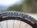 Grippy Schwalbe tyres on lightweight Newmen wheels. The combination on the Radon Render 10.0 is ideal.